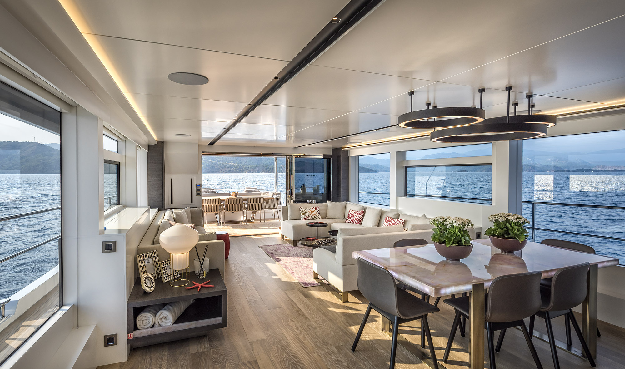 Main Deck with Dinning Table Main Deck with Dinning Table